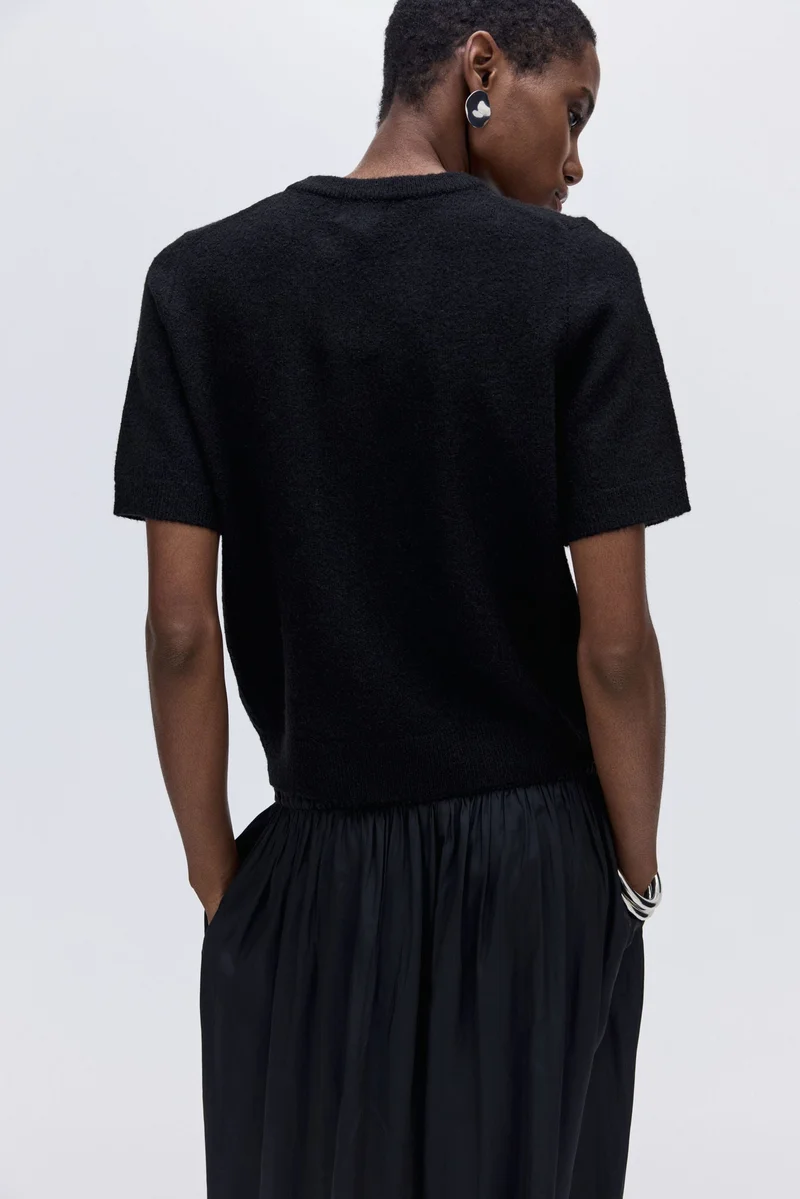 اتش اند ام كنزة محبوكة من نسيج ناعم